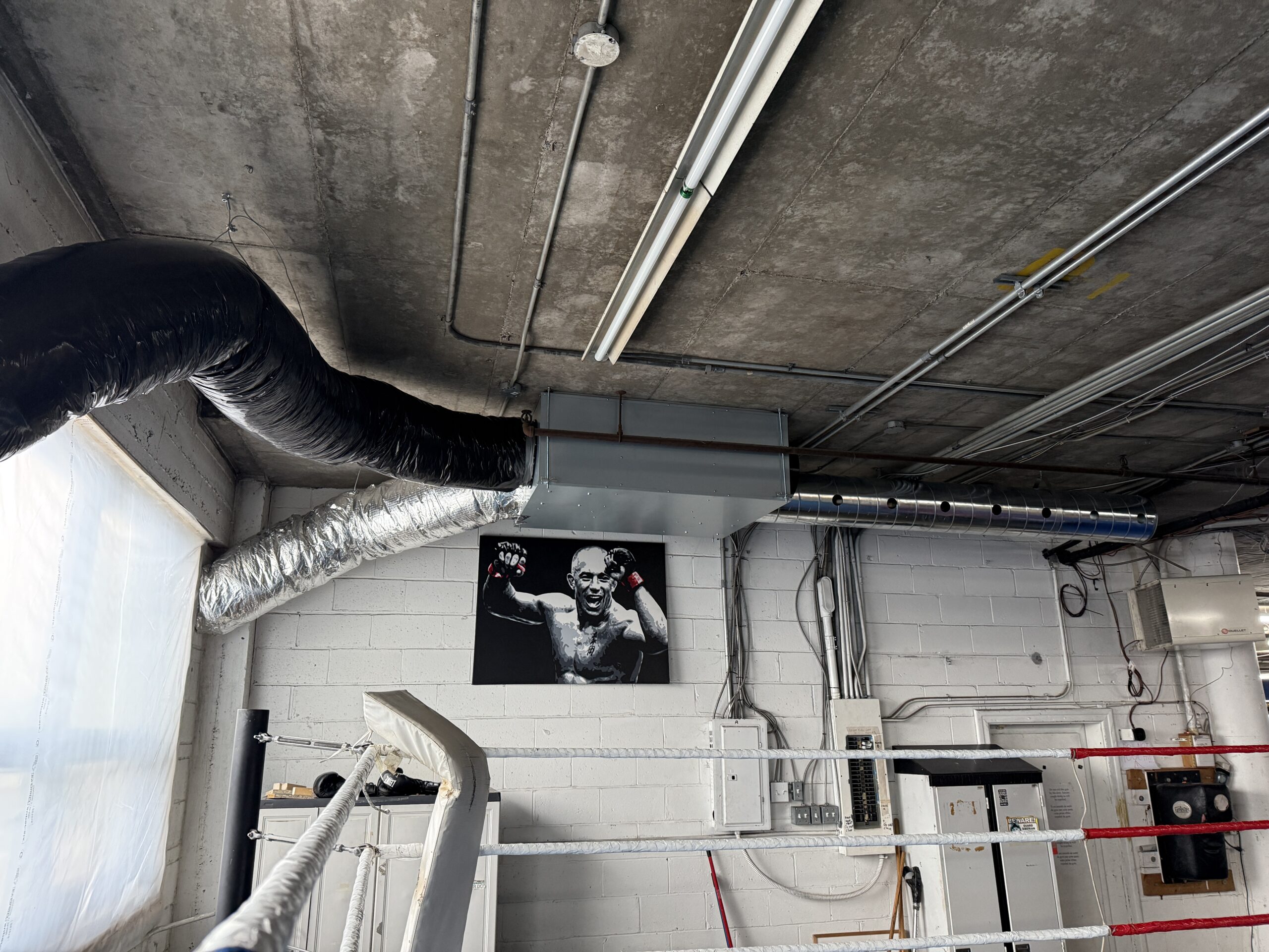 Installation de ventilation commerciale en cours dans un bâtiment de Laval
